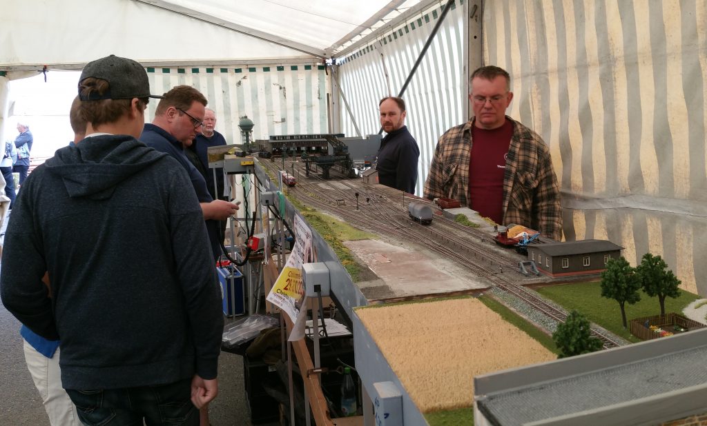 Die Pegnitzer Eisenbahnfreunde mit einem Bahnbetriebswerk beim Sommerfest von Modellbahn Pürner (1)