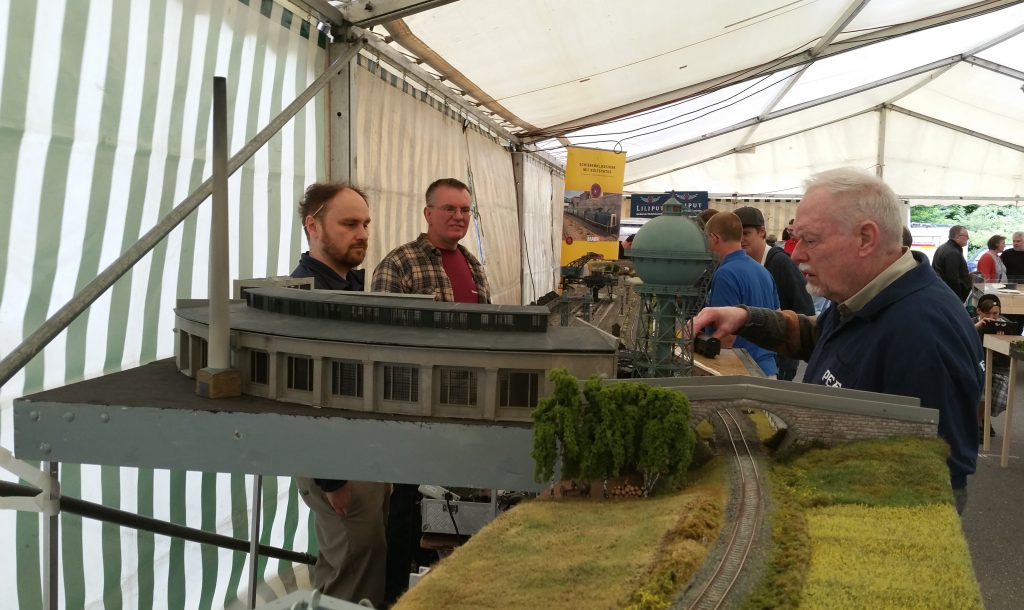 Die Pegnitzer Eisenbahnfreunde mit einem Bahnbetriebswerk beim Sommerfest von Modellbahn Pürner (2)